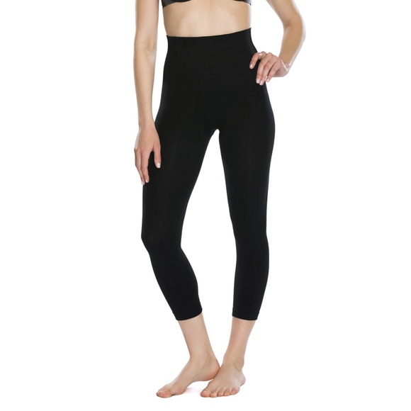 Assets Red Hot Label by SPANX® Shaping Capri Leggings Size Medium - Picture 1 of 9